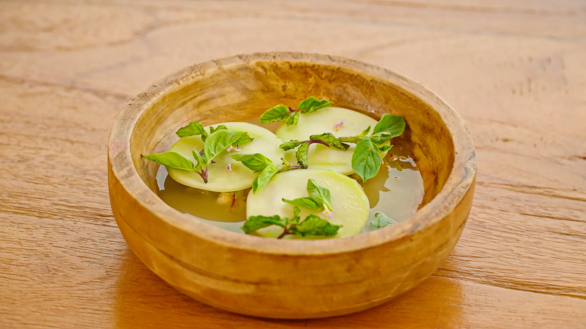 Tête de poisson boucanée & raviole de papaye verte