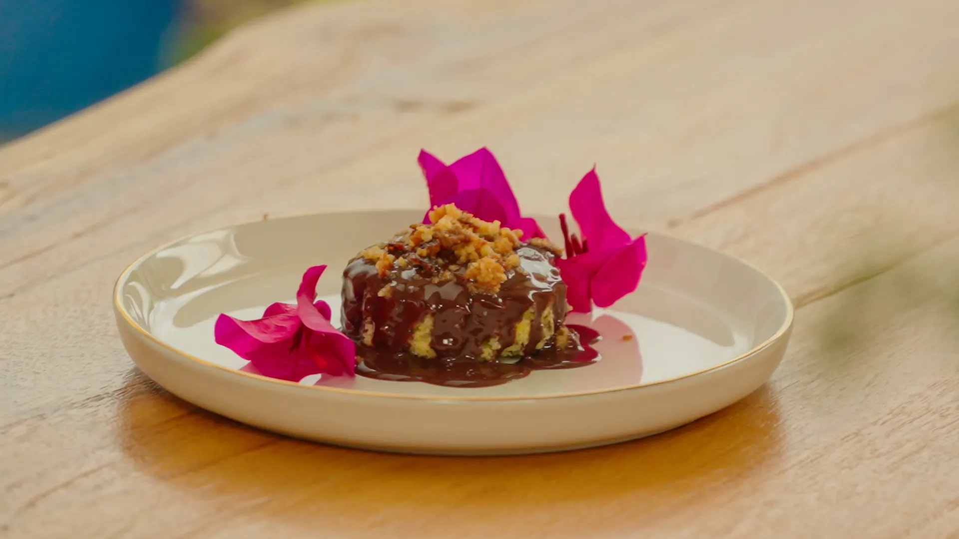 Moelleux banane sans gluten, sauce chocolat & crumble manioc