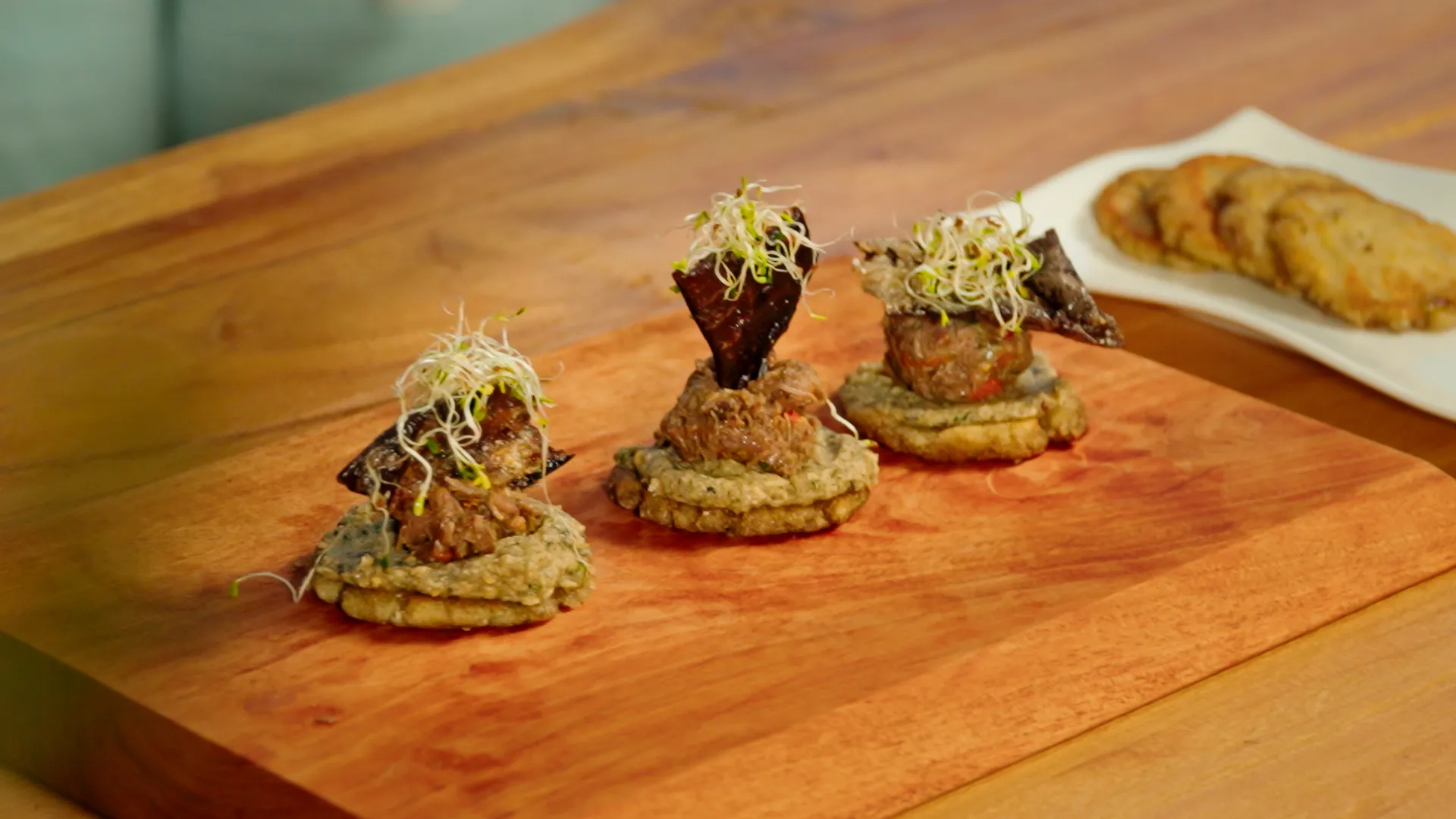 Caviar d’aubergine boucané & cromesquis de bœuf 