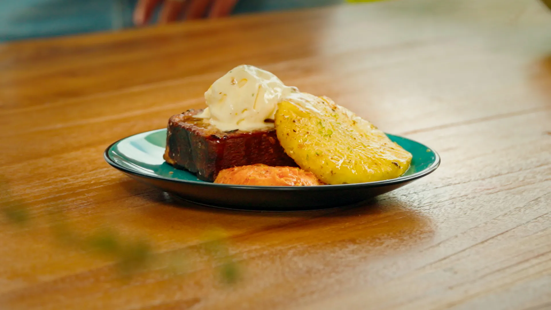 Pain perdu brioché au BBQ, fruits rôtis & beurre de cannelle