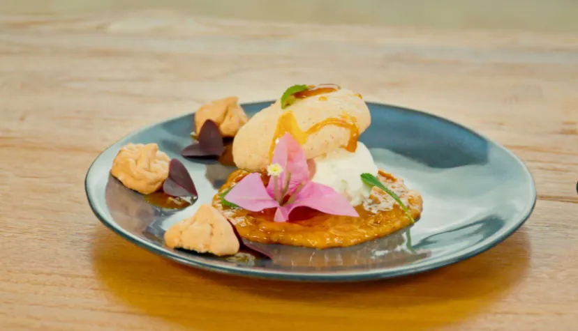 Pavlova à la mangue fumée, crème vanille-rhum vieux